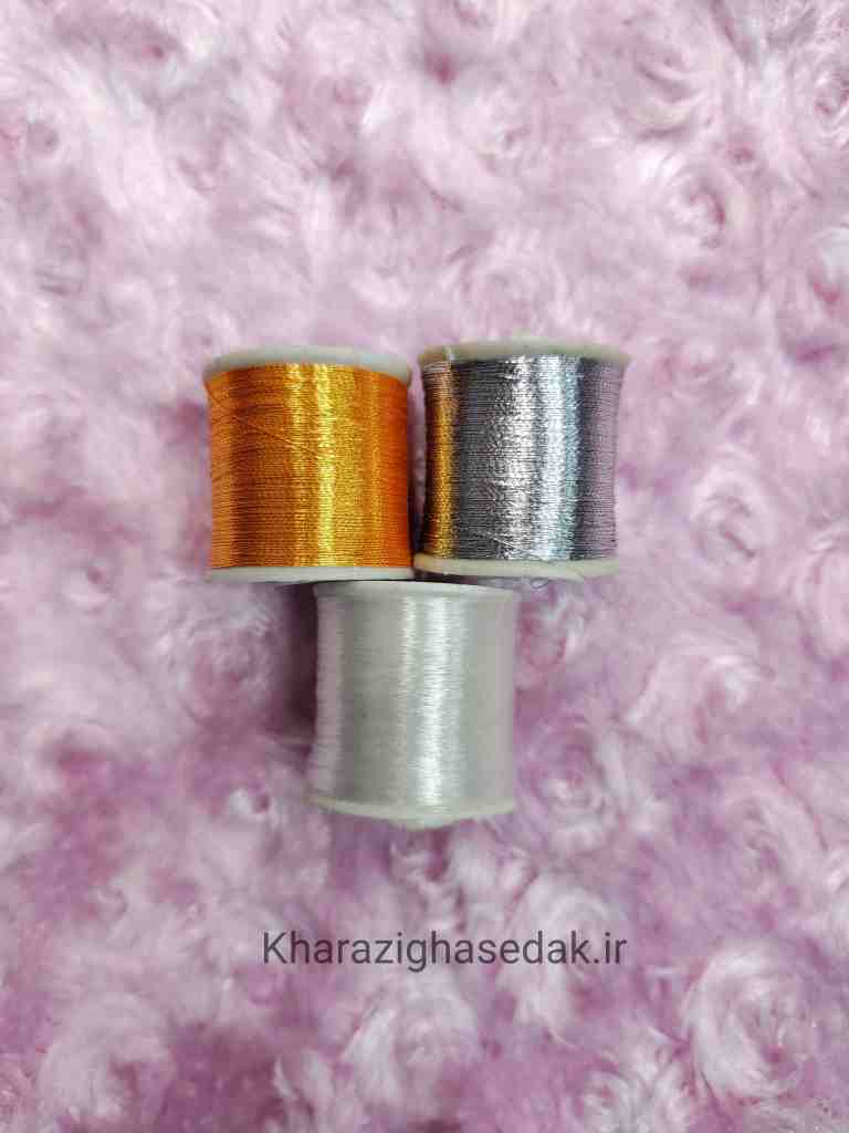 <ul> <li><em><strong>لطفا توجه داشته باشید رنگ های نمایش داده شده در نمایشگر</strong></em></li> <li><em><strong>شما ممکن است با رنگ واقعی محصول کمی متفاوت باشد.</strong></em></li> <li><em><strong>فروش بصورت قرقره ای</strong></em></li> <li><em><strong>در دورنگ طلایی و نقره ای</strong></em></li> <li><em><strong>کیفیت : عالی و درجه یک</strong></em></li> <li><em><strong>فروش عمده هم امکان پذیر است</strong></em></li> </ul> نخ زری طلایی نقره ای - تصویر 2