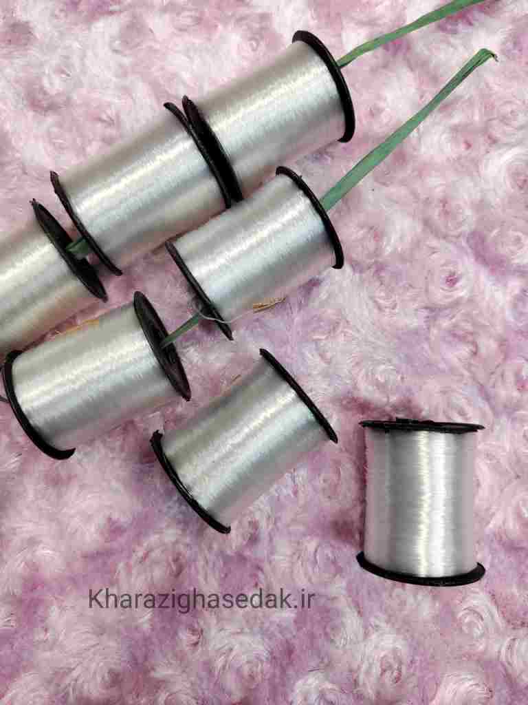 <ul> <li><em><strong>نخ نامرئی نمره 14 دوکی در متراژ حدودا 5000 یارد </strong></em></li> <li><em><strong>نخ نامرئی قرقره ای در متراژ 100 یارد</strong></em></li> <li><em><strong>نخ ماهیگیری در متراژحدودا 10 یارد</strong></em></li> <li><em><strong>مناسب برای دوخت و دوز</strong></em></li> <li><em><strong> مناسب برای ساختن انواع </strong><strong>زیور الات </strong></em></li> <li><em><strong>کیفیت : عالی و درجه یک</strong></em></li> <li><em><strong>ضخامت ماهیگیری ها : ضخیم</strong></em></li> <li><em><strong>فروش بصورت تکی و عمده</strong></em></li> </ul> نخ نامرئی - تصویر 3
