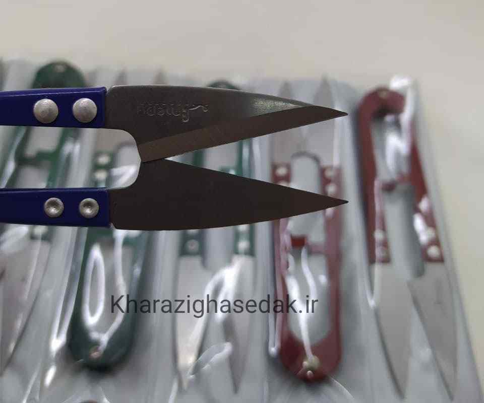 <ul> <li><em><strong>این قیچی برای بریدن سرنخ های دوخت ،</strong></em></li> <li><em><strong> بریدن سرنخ های اضافی پارچه و چرت زدن </strong></em></li> <li><em><strong>پارچه به کار می رود و همچنین می تواند </strong></em></li> <li><em><strong>دوخت های ظریف مانند جادکمه های دوخته</strong></em></li> <li><em><strong> شده را باز کند .</strong></em></li> <li><em><strong>فروش بصورت تکی و انتخاب رنگ بصورت رندوم</strong></em></li> <li><em><strong>کیفیت : فلزی درجه یک</strong></em></li> <li><em><strong>انتخاب رنگ بصورت رندوم میباشد</strong></em></li> </ul> سرنخ زن فلزی درجه یک - تصویر 2