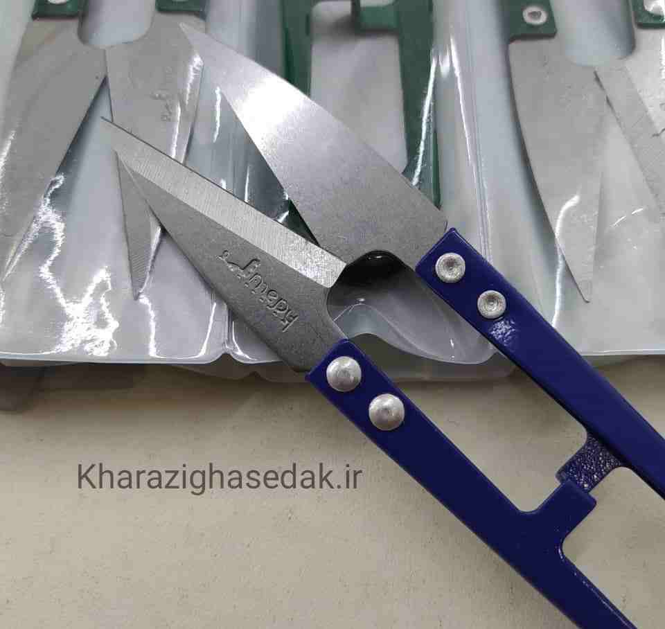 <ul> <li><em><strong>این قیچی برای بریدن سرنخ های دوخت ،</strong></em></li> <li><em><strong> بریدن سرنخ های اضافی پارچه و چرت زدن </strong></em></li> <li><em><strong>پارچه به کار می رود و همچنین می تواند </strong></em></li> <li><em><strong>دوخت های ظریف مانند جادکمه های دوخته</strong></em></li> <li><em><strong> شده را باز کند .</strong></em></li> <li><em><strong>فروش بصورت تکی و انتخاب رنگ بصورت رندوم</strong></em></li> <li><em><strong>کیفیت : فلزی درجه یک</strong></em></li> <li><em><strong>انتخاب رنگ بصورت رندوم میباشد</strong></em></li> </ul> سرنخ زن فلزی درجه یک - تصویر 3