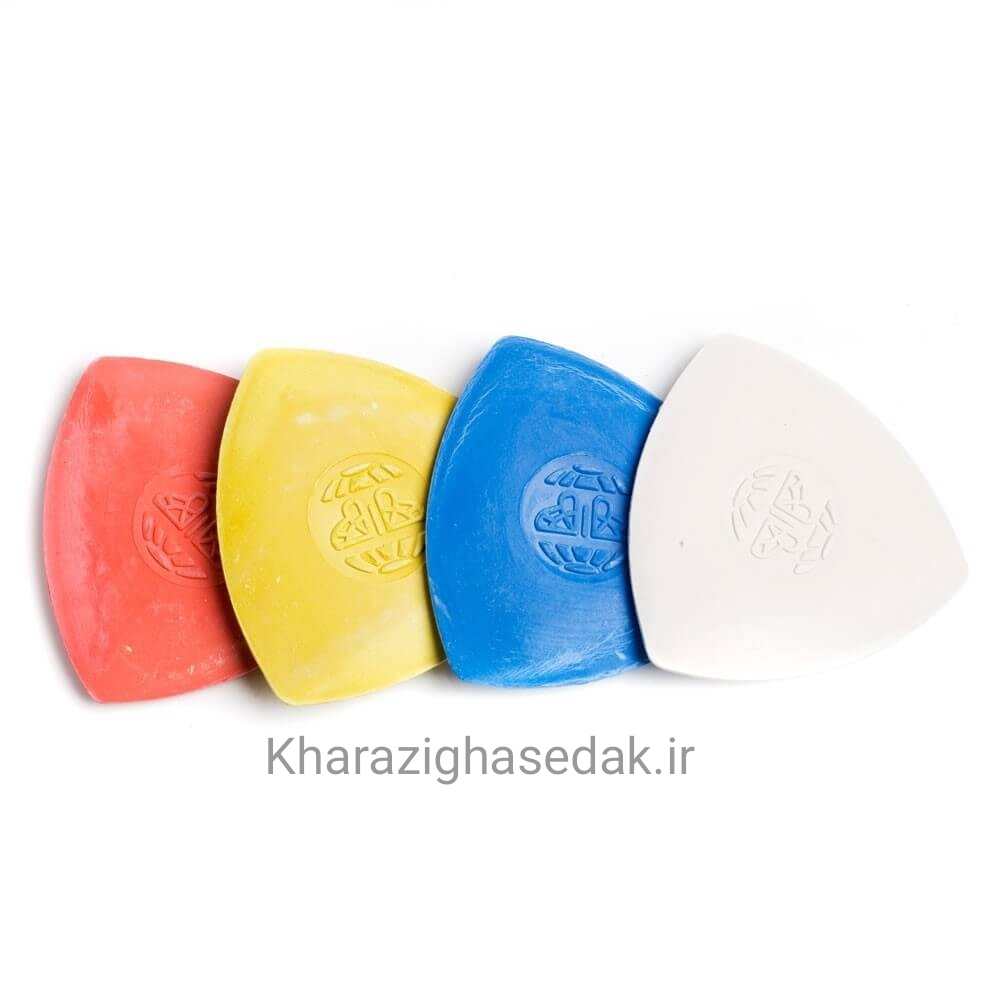 <ul> <li><em><strong>جنس: گچی درجه ی یک</strong></em></li> <li><em><strong>کیفیت :مرغوب</strong></em></li> <li><em><strong>رنگ های جذاب </strong></em></li> <li><em><strong>برای استفاده در الگو کشی خیاطی</strong></em></li> <li><em><strong>انتخاب رنگ بصورت رندوم میباشد</strong></em></li> </ul> صابون خیاطی گچی - تصویر 2