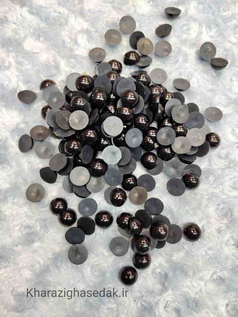 <ul> <li><em><strong>کیفیت : پلاستیک درجه یک</strong></em></li> <li><em><strong>فروش بصورت بسته های 40 عددی</strong></em></li> <li><em><strong>اندازه: 5mm-6mm-8mm -3mm</strong></em></li> <li><em><strong>رنگ : مشکی</strong></em></li> <li><em><strong>مناسب برای استفاده ب عنوان چشم عروسک ها و ...</strong></em></li> </ul> چشم لپه - تصویر 2