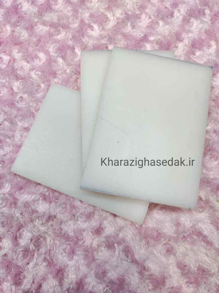 <ul> <li><em><strong>کیفیت عالی و درجه یک</strong></em></li> <li><em><strong>ابعاد: 15 در 15 سانتیمتر</strong></em></li> <li><em><strong>ضخامت : 1.5 سانتیمتر (تقریبا)</strong></em></li> </ul> تخته چرم دوزی - تصویر 2