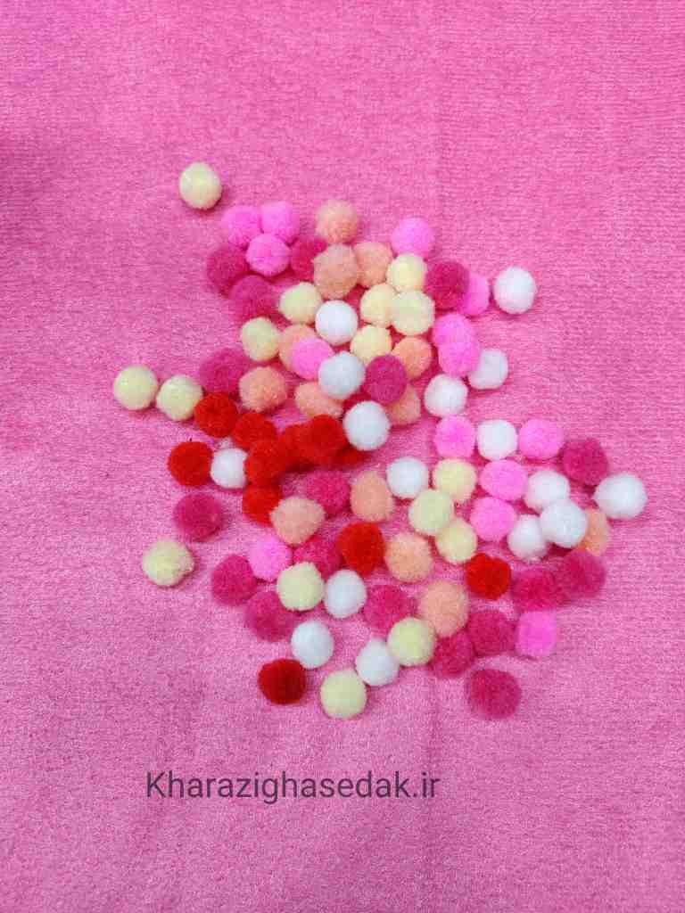 <ul> <li><em><strong>کیفیت : عالی و درجه یک</strong></em></li> <li><em><strong>فروش بصورت بسته های 20 عددی</strong></em></li> <li><em><strong>انتخاب رنگ بصورت رندوم میباشد</strong></em></li> <li><em><strong>در سایز متوسط</strong></em></li> </ul> پم پم - تصویر 2