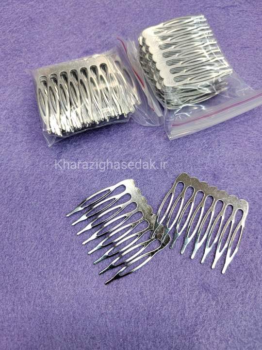 <ul> <li><em><strong>کیفیت : جنس درجه یک و رنگ های زیبا</strong></em></li> <li><em><strong>مناسب برای تاج سازی و جواهر سازی و گلسازی و...</strong></em></li> <li><em><strong>فروش بصورت بسته ی 20 عددی میباشد</strong></em></li> <li><em><strong>فروش بصورت عمده هم امکان پذیر است.</strong></em></li> <li><em><strong>در رنگ های جذاب و متنوع موجود میباشد.</strong></em></li> </ul> شانه فلزی - تصویر 2