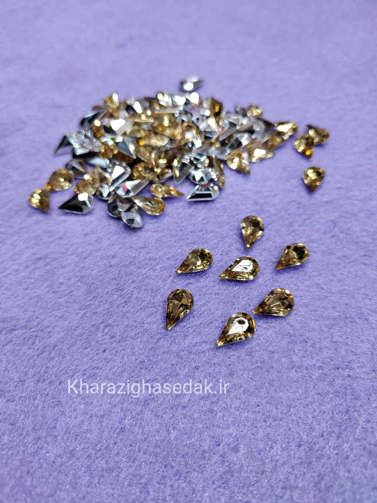 <ul> <li><em><strong>کیفیت : جنس درجه یک و رنگ های زیبا</strong></em></li> <li><em><strong>مناسب برای تاج سازی و جواهر سازی و گلسازی و...</strong></em></li> <li><em><strong>فروش بصورت بسته ی 50 عددی میباشد</strong></em></li> <li><em><strong>فروش بصورت عمده هم امکان پذیر است.</strong></em></li> <li><em><strong>در رنگ های جذاب و متنوع موجود میباشد.</strong></em></li> </ul> نگین اشکی پلاستیکی 7 در 15 - تصویر 5