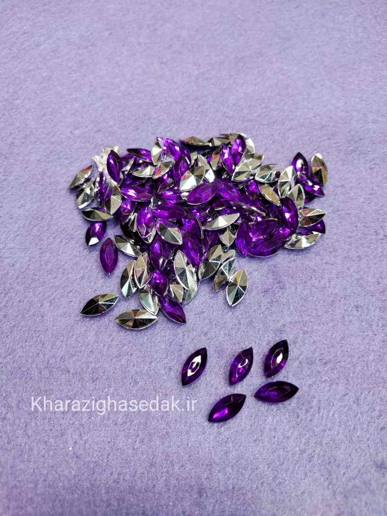 <ul> <li><em><strong>کیفیت : جنس درجه یک و رنگ های زیبا</strong></em></li> <li><em><strong>مناسب برای تاج سازی و جواهر سازی و گلسازی و...</strong></em></li> <li><em><strong>فروش بصورت بسته ی 50 عددی میباشد</strong></em></li> <li><em><strong>فروش بصورت عمده هم امکان پذیر است.</strong></em></li> <li><em><strong>در رنگ های جذاب و متنوع موجود میباشد.</strong></em></li> </ul> نگین پلاستیکی مارکیز 7 در 15 - تصویر 5