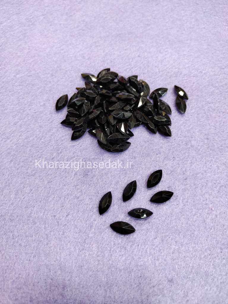 <ul> <li><em><strong>کیفیت : جنس درجه یک و رنگ های زیبا</strong></em></li> <li><em><strong>مناسب برای تاج سازی و جواهر سازی و گلسازی و...</strong></em></li> <li><em><strong>فروش بصورت بسته ی 50 عددی میباشد</strong></em></li> <li><em><strong>فروش بصورت عمده هم امکان پذیر است.</strong></em></li> <li><em><strong>در رنگ های جذاب و متنوع موجود میباشد.</strong></em></li> </ul> نگین پلاستیکی مارکیز 7 در 15 - تصویر 6