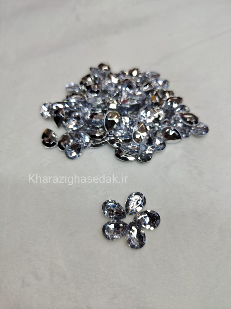 <ul> <li><em><strong>کیفیت : جنس درجه یک و رنگ های زیبا</strong></em></li> <li><em><strong>مناسب برای تاج سازی و جواهر سازی و گلسازی و...</strong></em></li> <li><em><strong>فروش بصورت بسته ی 50 عددی میباشد</strong></em></li> <li><em><strong>فروش بصورت عمده هم امکان پذیر است.</strong></em></li> <li><em><strong>در رنگ های جذاب و متنوع موجود میباشد.</strong></em></li> </ul> نگین پلاستیکی اشکی10 در 14 - تصویر 2