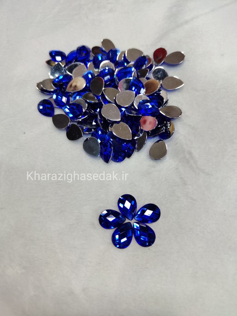 <ul> <li><em><strong>کیفیت : جنس درجه یک و رنگ های زیبا</strong></em></li> <li><em><strong>مناسب برای تاج سازی و جواهر سازی و گلسازی و...</strong></em></li> <li><em><strong>فروش بصورت بسته ی 50 عددی میباشد</strong></em></li> <li><em><strong>فروش بصورت عمده هم امکان پذیر است.</strong></em></li> <li><em><strong>در رنگ های جذاب و متنوع موجود میباشد.</strong></em></li> </ul> نگین پلاستیکی اشکی10 در 14 - تصویر 4