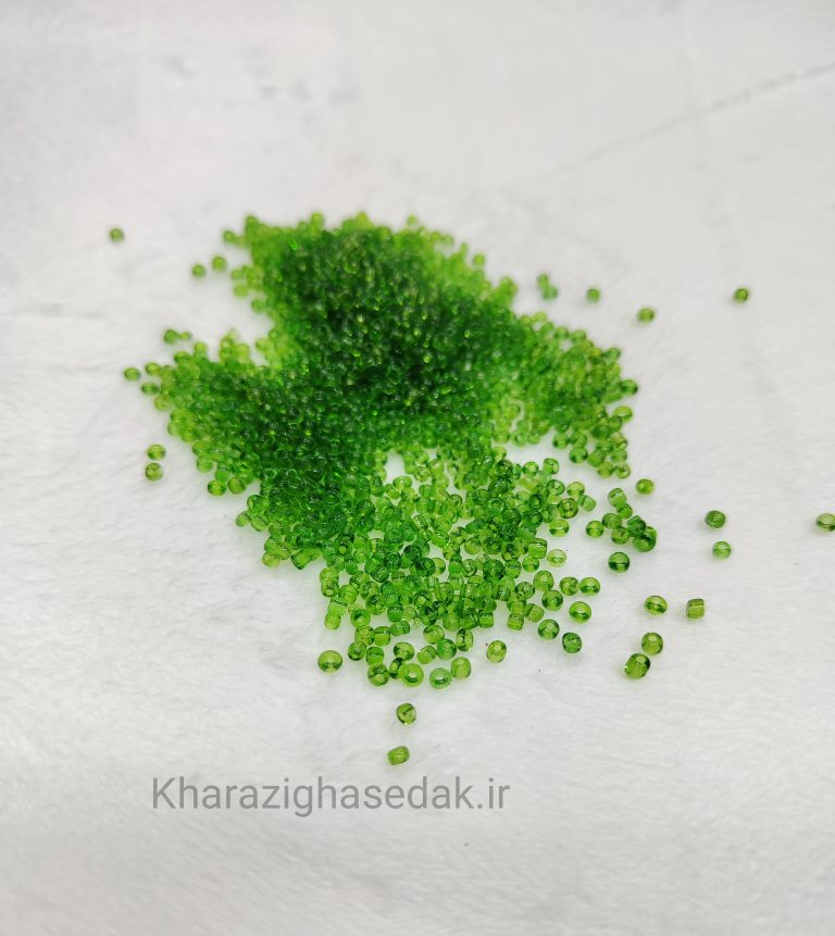 <ul> <li><em><strong>کیفیت : جنس درجه یک</strong></em></li> <li><em><strong>مناسب برای تاج سازی و جواهر سازیو گلسازی و...</strong></em></li> <li><em><strong>فروش بصورت یکب سته ی 40 گرمی میباشد</strong></em></li> <li><em><strong>فروش بصورت عمده هم امکان پذیر است.</strong></em></li> <li><em><strong>در رنگ های متنوع و جذاب موجود میباشد.</strong></em></li> </ul> منجوق شیشه ای - تصویر 2