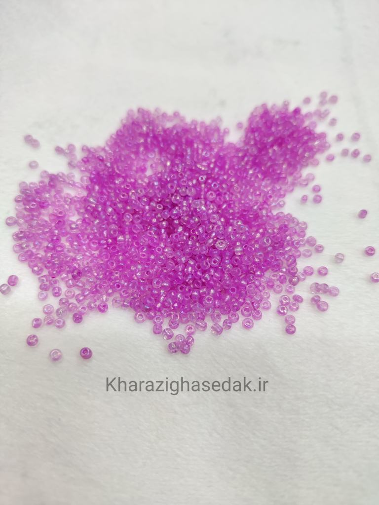 <ul> <li><em><strong>کیفیت : جنس درجه یک</strong></em></li> <li><em><strong>مناسب برای تاج سازی و جواهر سازیو گلسازی و...</strong></em></li> <li><em><strong>فروش بصورت یکب سته ی 40 گرمی میباشد</strong></em></li> <li><em><strong>فروش بصورت عمده هم امکان پذیر است.</strong></em></li> <li><em><strong>در رنگ های متنوع و جذاب موجود میباشد.</strong></em></li> </ul> منجوق شیشه ای - تصویر 6
