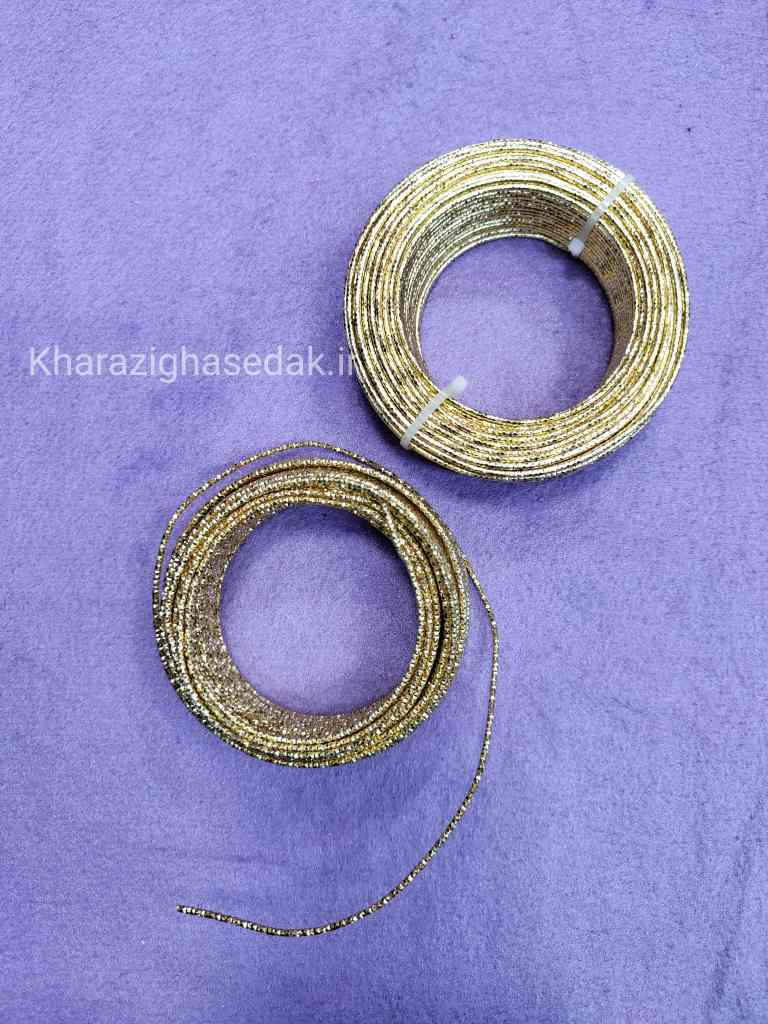 <ul> <li><em><strong>کیفیت : جنس درجه یک و رنگ های زیبا</strong></em></li> <li><em><strong>مناسب برای تاج سازی و جواهر سازی و گلسازی و...</strong></em></li> <li><em><strong>فروش بصورت بسته ی (1 متری) میباشد</strong></em></li> <li><em><strong>فروش بصورت عمده هم امکان پذیر است.</strong></em></li> <li><em><strong>رنگ و طرح : طلایی تراش خورده</strong></em> <em><strong>بصورت متری عرضه میگردد.</strong></em></li> </ul> سیم بیس - تصویر 2