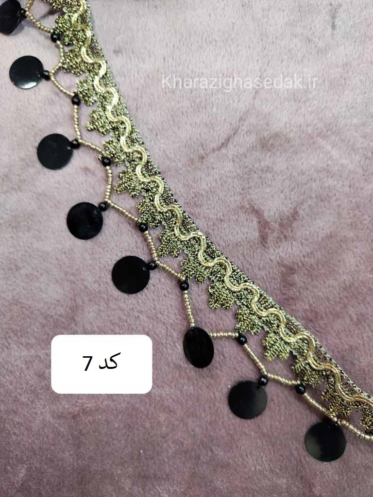 <ul> <li><em><strong>کیفیت : جنس درجه یک و فوق العاده با کیفیت</strong></em></li> <li><em><strong>مناسب برای لباس و عروسک سازی و...</strong></em></li> <li><em><strong>بصورت متری عرضه میگردد.</strong></em></li> <li><em><strong>رنگ: مشکی وطلایی</strong></em></li> </ul> نوارحاشیه -پولکی-مرواریدی - تصویر 4
