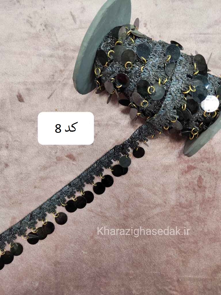 <ul> <li><em><strong>کیفیت : جنس درجه یک و فوق العاده با کیفیت</strong></em></li> <li><em><strong>مناسب برای لباس و عروسک سازی و...</strong></em></li> <li><em><strong>بصورت متری عرضه میگردد.</strong></em></li> <li><em><strong>رنگ: مشکی وطلایی</strong></em></li> </ul> نوار حاشیه پولکی - تصویر 2