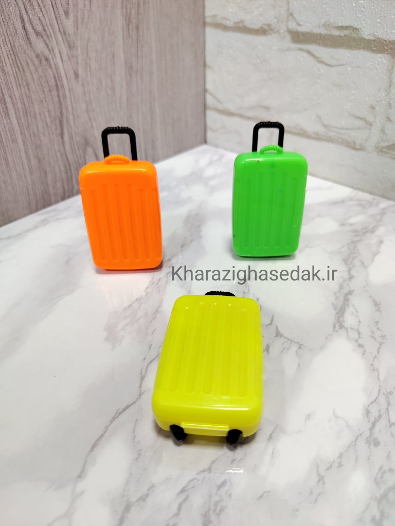 <ul> <li><em><strong>کیفیت : پلاستیکی و قابل قببول</strong></em></li> <li><em><strong>مناسب :اکسسوری دست عروسک و...</strong></em></li> <li><em><strong>در رنگ های سرخابی زرد سبز نارنجی</strong></em></li> <li><em><strong>فروش بصورت تکی و عمده</strong></em></li> <li><em><strong>فروش بصورت پک 4 رنگی ( 4 عدد )</strong></em></li> </ul> گیفت چمدون پلاستیکی - تصویر 2