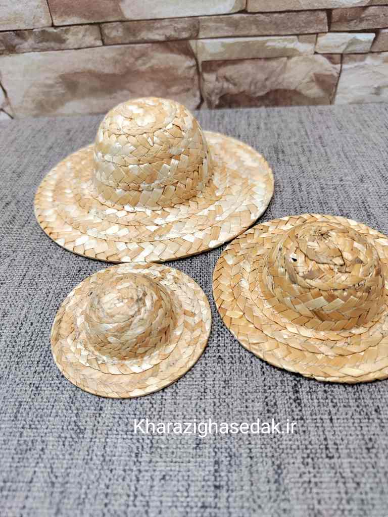 <em><strong>کیفیت : عالی و درجه یک</strong></em> <em><strong>مناسب برای عروسک سازی</strong></em> <em><strong>در سه سایز بزرگ و کوچک و متوسط</strong></em> <em><strong>فروش بصورت تکی و عمده</strong></em> کلاه حصیری عروسک - تصویر 4