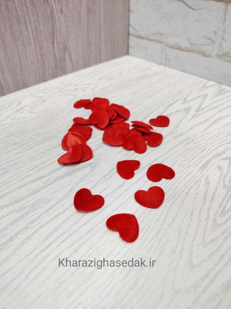 کیفیت : جنس درجه یک و رنگ های زیبا مناسب برایاستفاده به عنوان گیفت و اکسسوری تزئینات خاص و ... <strong>فروش بصورت (بسته 20 عددی) میباشد.</strong> <strong>فروش بصورت عمده هم امکان پذیر است.</strong> قلب مخملی - تصویر 2