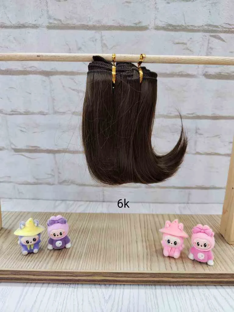<ul> <li><em><strong>کیفیت عالی و درجه یک</strong></em></li> <li><em><strong>فروش این محصول</strong></em></li> <li><em><strong>بصورت یک بسته میباشد.</strong></em></li> </ul> موی عروسک 15سانت حالتدار خارجی - تصویر 3